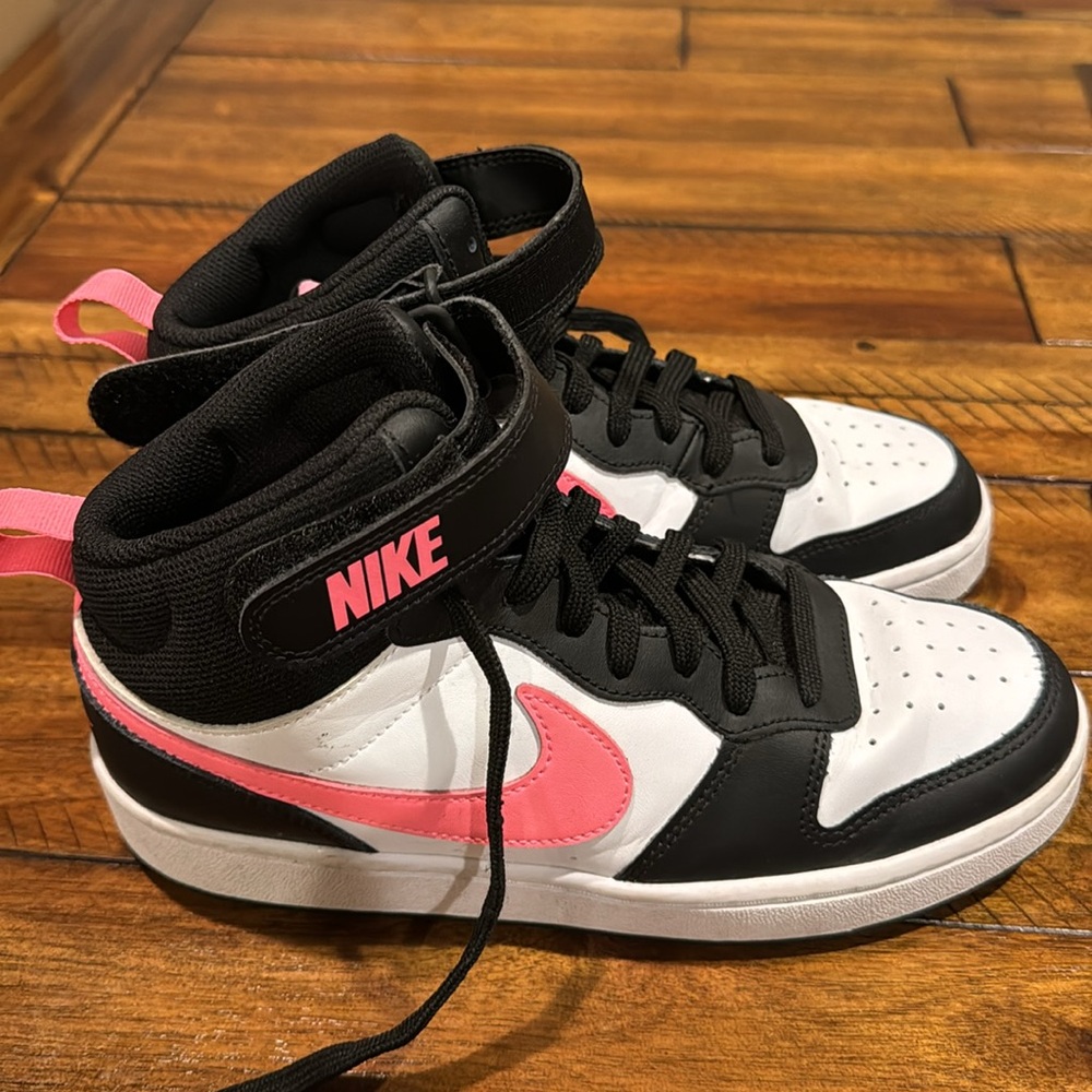 Like New Nike Shoes. Girl size 6.5Y.